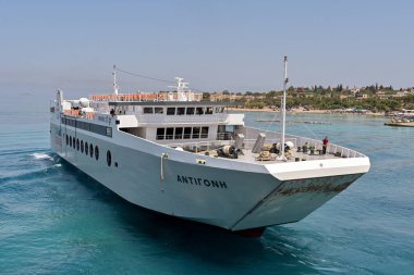 Aegina, Yunanistan - Mayıs 2022: Araç feribotu adanın ana limanına yanaşıyor, servis Saronic Feribotları tarafından işletiliyor.