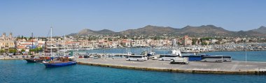 Aegina, Yunanistan - Mayıs 2022: Şehrin rıhtımındaki panoramik manzara