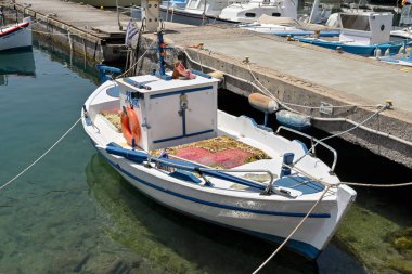 Aegina, Yunanistan - Mayıs 2022: Adanın ana limanına demirlemiş küçük ahşap balıkçı teknesi