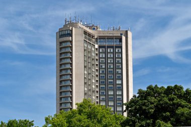 Londra, İngiltere, İngiltere - Haziran 2022: Hyde Park kışlasında konuşlanmış askerler için kule konaklama bloğunun dış görünümü