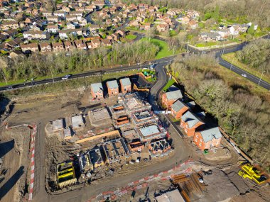 Pontypridd, Galler - Ocak 2023: Rhondda Cynon Taf 'taki Llantwit Fardre köyünde yeni bir konut geliştirme çalışmalarının havadan görüşü