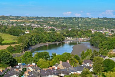 St Dogmaels, Pembrokeshire, Galler - Ağustos 2022: Köydeki evlerin manzarası ve Teifi Nehri 'nin akıntısı