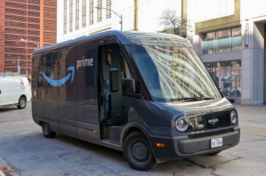 Austin, Teksas - Şubat 2023: Amazon Prime tarafından şehir merkezindeki bir sokakta elektrik dağıtım aracı kullanıldı