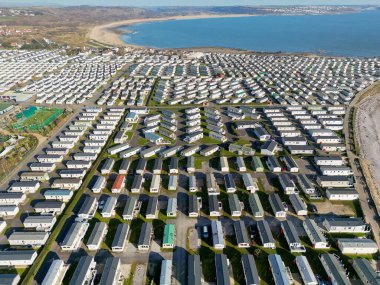 Porthcawl, Galler Mart 2023: Avrupa 'nın en büyük parklarından biri olan Güney Galler' deki Trecco Bay tatil karavan parkının havadan görünüşü. Parkdean Resorts tarafından işletiliyor..