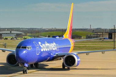 Austin, Teksas - Şubat 2023: Güneybatı Havayolları Boeing 737 yolcu uçağı havaalanı terminaline iniyor..