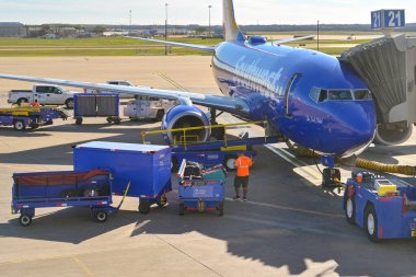 Austin, Texas - Şubat 2023: Güneybatı Havayolları Boeing 737 yolcu jeti havaalanı terminaline park edildi..