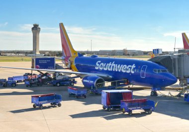 Austin, Texas - Şubat 2023: Güneybatı Havayolları Boeing 737 yolcu jeti havaalanı terminaline park edildi..