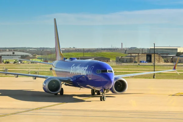德克萨斯奥斯汀 2023年2月 西南航空波音737客机抵达该市机场航站楼 — 图库照片