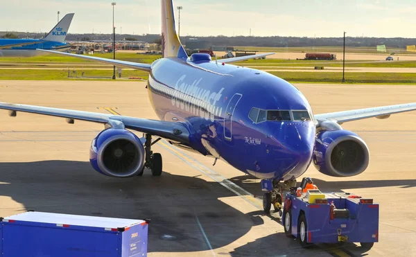 德克萨斯州奥斯汀 2023年2月 西南航空波音737客机被一架小型拖拉机从机场航站楼推回起飞 — 图库照片