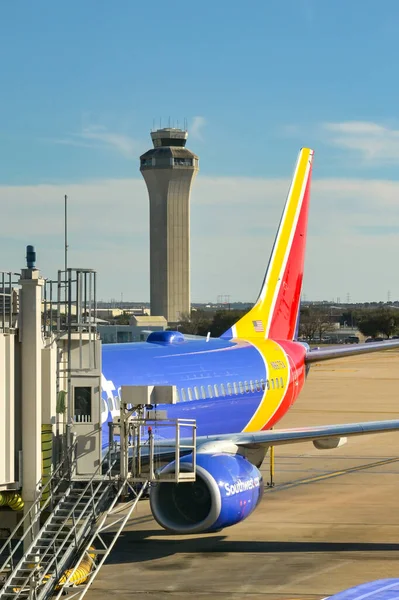 德克萨斯州奥斯汀 2023年2月 西南航空波音737客机尾翼在机场航站楼为背景的航站楼 — 图库照片