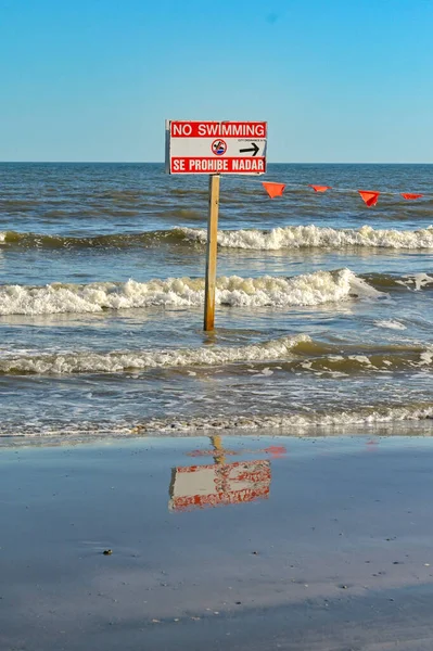 텍사스주 갤버스턴 2023 승객들에게 이유로 수영을 수없다는 표지판 — 스톡 사진
