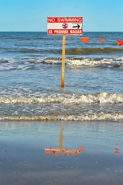 텍사스주 갤버스턴 2023 승객들에게 이유로 수영을 수없다는 표지판 — 스톡 사진