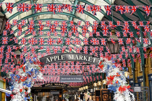 英国伦敦 2022年6月 伦敦科文特花园的室内苹果市场 屋顶上挂着一排联盟杰克旗 — 图库照片