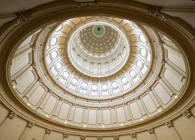 Austin, Teksas, ABD - Şubat 2023: Geniş açılı görüş tarihi Eyalet Kongre Binası içindeki kubbeye bakıyor. Kubbe, Washington 'daki Eyalet Kongre Binası' ndan biraz daha yüksek..