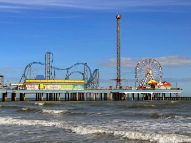 Galveston, Teksas, ABD - Şubat 2023: Şehrin tarihi iskelesinin sonundaki panayır