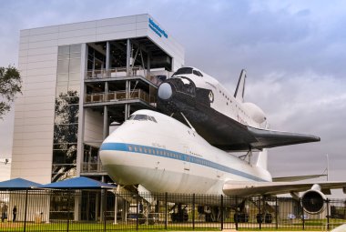 Houston, Teksas, ABD - Şubat 2023: Boeing 747 uzay mekiğini iniş alanından fırlatma alanına taşımak için Houston Uzay Merkezi 'nde kullanılmıştır.