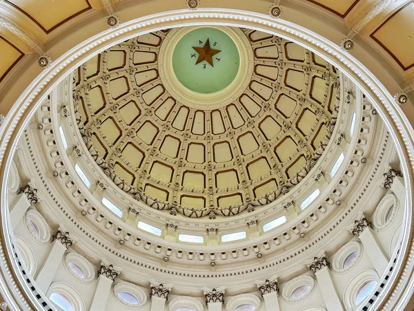 텍사스 오스틴 2023 역사적 내부의 올려다보는 워싱턴 높습니다 — 스톡 사진