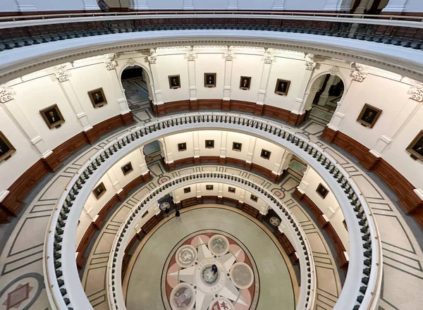 テキサス州オースティン 2023年2月 歴史的なステート キャピトルの建物内のドームから見下ろす広い角度の景色 ドームはワシントンDcの議事堂より少し高い — ストック写真