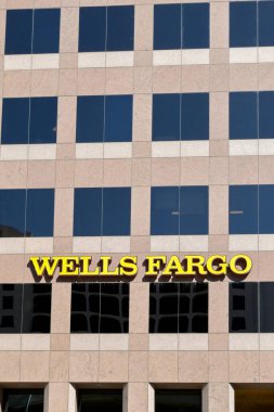 Austin, Teksas, ABD - Şubat 2023: Şehir merkezindeki Wells Fargo bankasının ofislerinin önünde imza atın