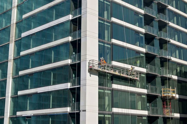 テキサス州オースティン 2023年2月 市内中心部のオフィスビルの外に一時停止したクレードルの窓掃除 — ストック写真