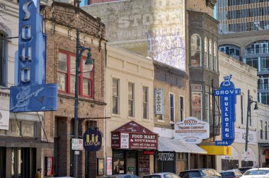 Austin, Teksas, ABD - Şubat 2023: Şehir merkezinde altıncı caddedeki binalar. Akşamları barlara gitmek için popüler bir yerdir.