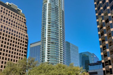 Austin, Teksas, ABD - Şubat 2023: Şehir merkezindeki apartman ve ofis binaları