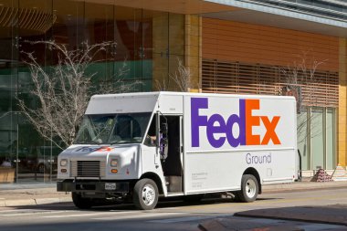Austin, Teksas, ABD - Şubat 2023: FedEx kamyonu şehir merkezindeki bir binaya teslimat yapıyor