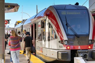 Austin, Teksas, ABD - Şubat 2023: İnsanlar metro istasyonunda trenden iniyor.
