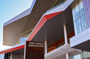 San Antonio, Teksas, ABD - Şubat 2023: Henry B Gonzalez Kongre Merkezi 'nin girişinin önünü imzalayın.