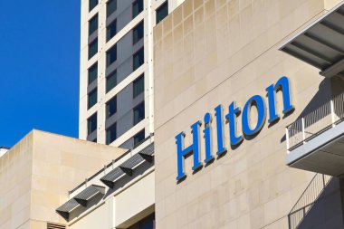 Austin, Teksas, ABD - Şubat 2023: Şehir merkezindeki Hilton Oteli 'nin yanına imza atın