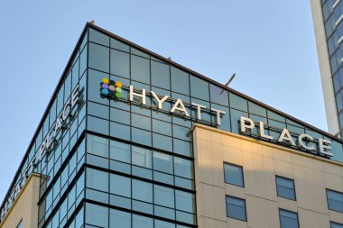 Austin, Teksas, ABD - Şubat 2023: Şehir merkezindeki Hyatt Place otelinin tepesine imza atın