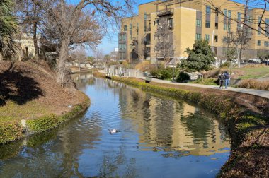 San Antonio, Teksas, ABD - Şubat 2023: Şehir merkezinin dışındaki nehir kıyısında yürüyen insanlar