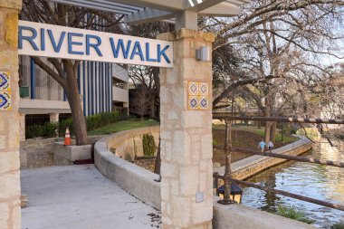 San Antonio, Teksas, ABD - Şubat 2023: Şehir merkezi boyunca akan nehir kenarındaki patikanın girişlerinden biri