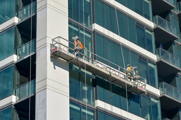 米国テキサス州オースティン 2023年2月 市内中心部の高層オフィス街の窓を洗う掃除機 — ストック写真