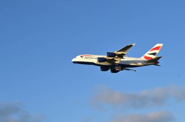 Londra, İngiltere - Ocak 2023: British Airways Airbus A380 Heathrow Havaalanı 'ndan havalandıktan sonra tırmanış