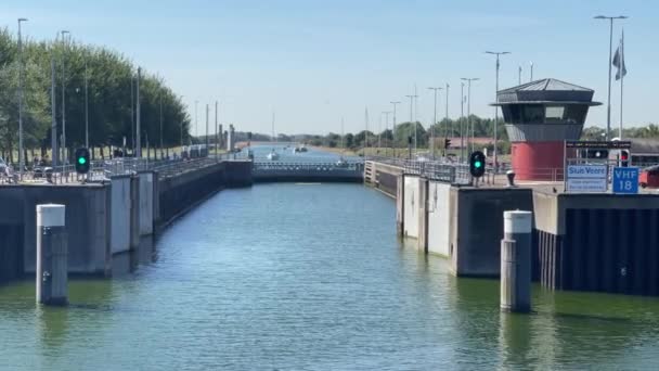 2022年4月 荷兰Veere 河游轮缓缓驶入Veere的运河船闸 — 图库视频影像