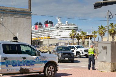 Galveston, Teksas, ABD - Şubat 2023: Galveston Limanı 'ndan polis memuru şehrin gemi terminali yakınlarındaki trafik ışıklarını kontrol ediyor