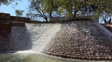 San Antonio, Teksas, ABD Şubat 2023: Amerika Kulesi 'nin altındaki kamu parkında çeşme