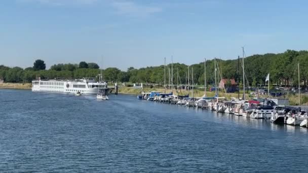 Veere Netherlands August 2022 Scenic View Boats Marina River Cruise — стокове відео