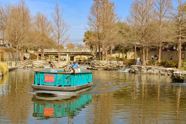 美国得克萨斯州圣安东尼奥市 2023年2月 人们乘观光船游览穿过市中心的河流 — 图库照片