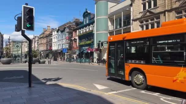 2023年4月 カーディフ市内中心部の信号を通ってカーディフ バスが運行するシングルデッキ公共サービスバス — ストック動画