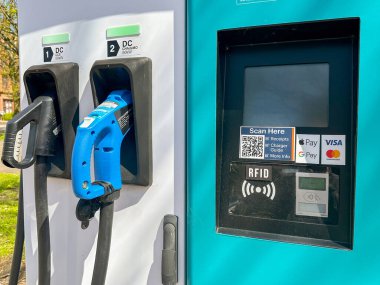 Cardiff, Wales - Nisan 2023: Şehir merkezine yakın bir sokakta bulunan elektrikli araç şarj istasyonunun görüntüsü