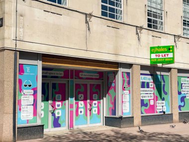 Cardiff, Galler - Nisan 2023: Şehrin alışveriş merkezindeki Queen Caddesi 'ndeki boş dükkan