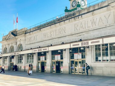 Cardiff, Galler - Nisan 2023: Şehir merkezindeki Cardiff Merkez Tren İstasyonuna Giriş