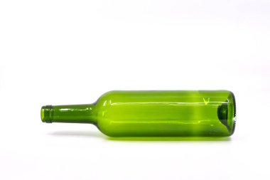 Boş yeşil şarap şişesi beyaz arka planda yatıyor.