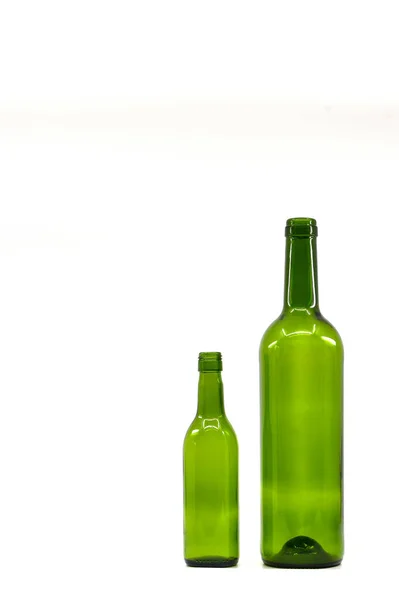 Eine Volle Größe Und Ein Viertel Leere Grüne Weinflaschen Stehen — Stockfoto