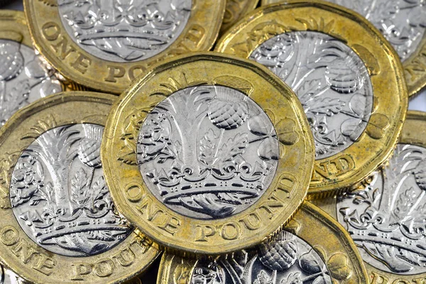 Закройте Вид Британскую Фунтовую Монету Поверх Других Монет Людей — стоковое фото