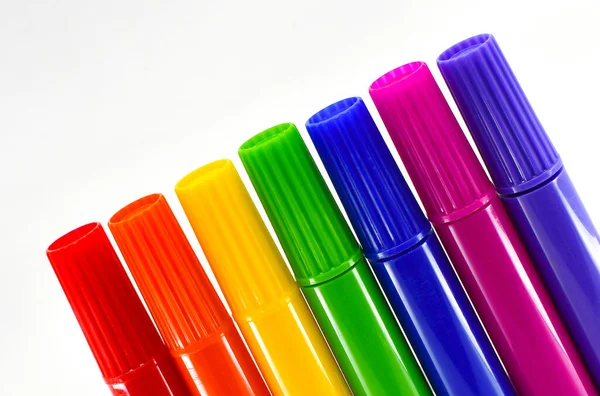 Beyaz arka planda izole edilmiş renkli kalemler. Uzayı kopyala Kimse yok..