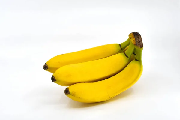Bando Bananas Frescas Maduras Isoladas Num Fundo Branco Espaço Cópia — Fotografia de Stock