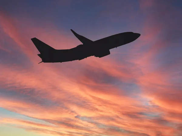 Silueta Una Aeronave Comercial Contra Cielo Atardecer Concepto Viaje — Foto de Stock